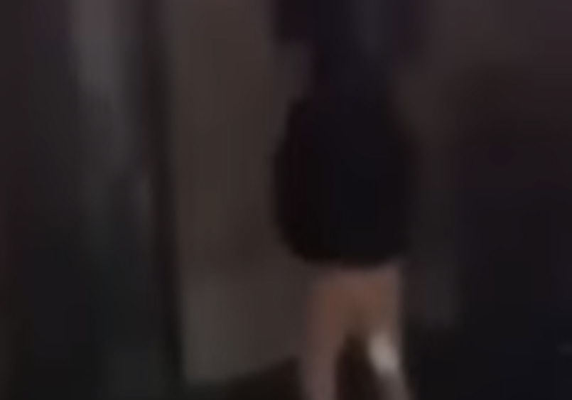 skandalozan snimak snimak muškarac urinira uz džamiju
