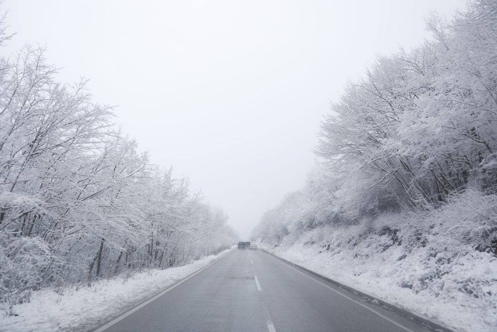 Zimska idila uz snježne pahulje put ka Bjelađnici i Igmanu očišćen okolo šuma prekrivena snijegom