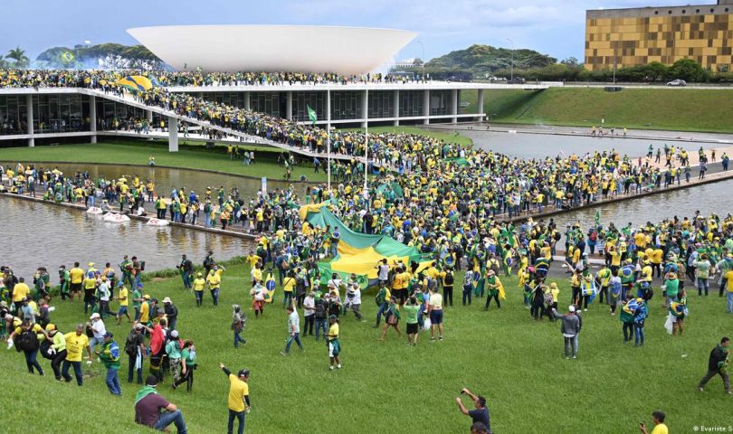 U glavnom gradu Brazila, Braziliji, u toku je sukob u kojem učestvuju hiljade Bolsonarovih pristaša i policije, javlja Corriere della Sera.