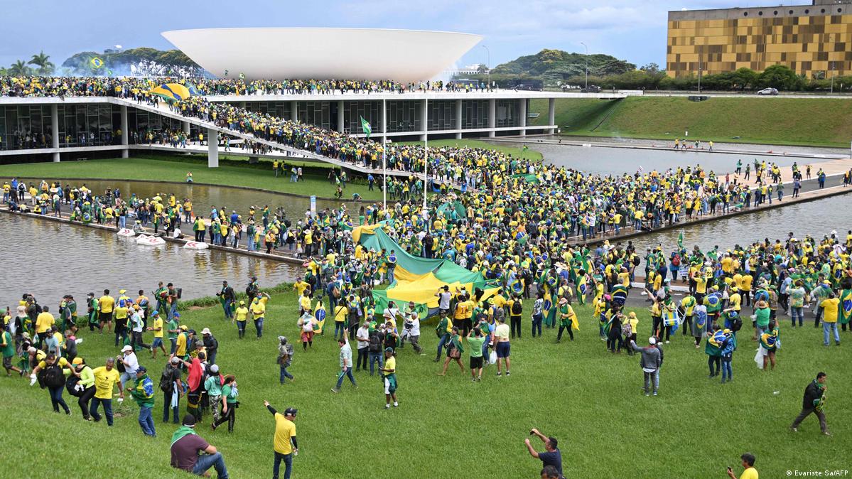U glavnom gradu Brazila, Braziliji, u toku je sukob u kojem učestvuju hiljade Bolsonarovih pristaša i policije, javlja Corriere della Sera.