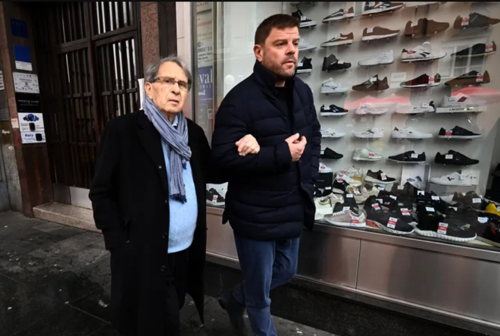 Ćiro šetao Zagrebom sa sinom Miroslavom drži ga pod ruku iza prodavnica cipela