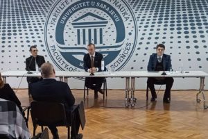 U svom referatu Narezuk Ćurak je naglasio je da je današnja debata svjesno naslovljena odnosom mogućnosti i budućnosti Bosne i Hercegovine. Asim Mujkić