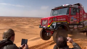 Vozač pregazio navijača reli dakar kamion u pustinji