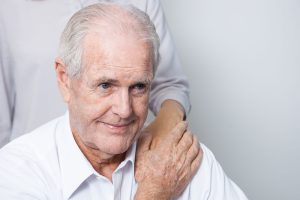 za demenciju stariji čovjek sjedi ruka na ramenu