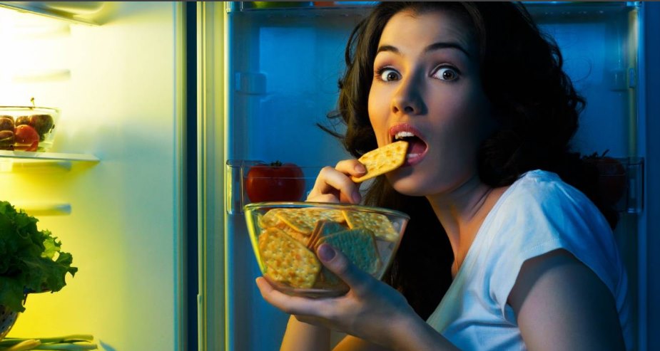 kasno navečer djevojka jede otvoren frižider mrak