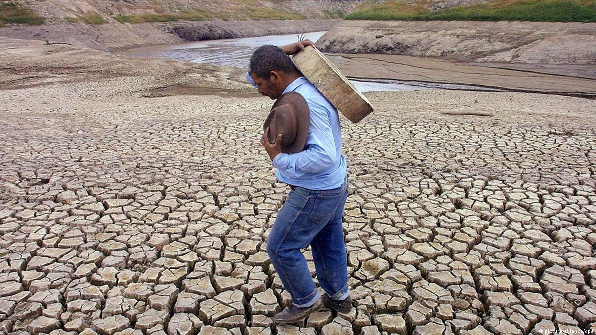 Vraća se veliki El Nino čovjek hoda po isušenoj ispucaloj zemlji suša