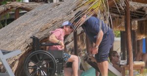 fotografije glumca u invalidskim kolicima fox sjedi u kolicima muškarac mu pomaže na plaži