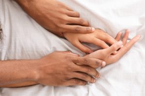 šta znamo o G-tački isprepletene muške i ženske ruke na krevetu
