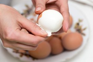 jednostavan trik žena s obje ruke guli jaja