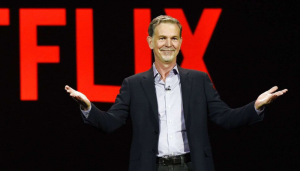 šef Netflixa reed hastings iza logo raširene ruke