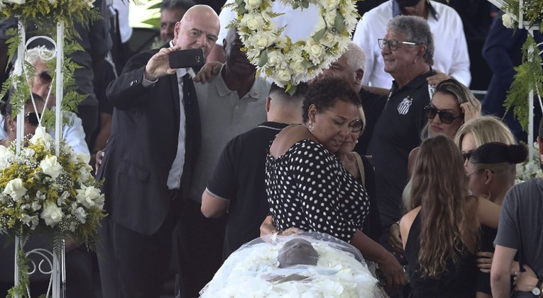 Tokom sprovoda Infantino je pravio selfije s Peleovom rodbinom i prijateljima, svega par metara od tijela pokojnika.