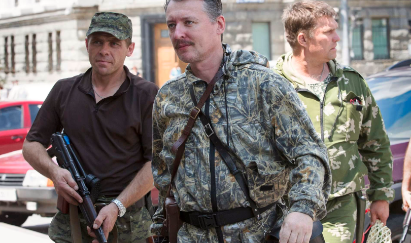 Snage Vladimira Putina možda su već izgubile ključnu bitku u Ukrajini, izjavio je u nedjelju bivši pripadnik ruske tajne službe Igor Girkin u vojnoj uniformi prate ga dva agenta dan