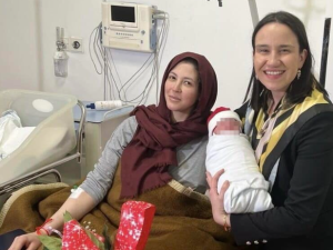posjetila prvu bebu benjamina karić drži prvu bebu rođenu u sarajevu majka ima maramu