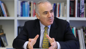 Kasparov kako će Putin pasti gari kasparov sjedi ruke na stolu