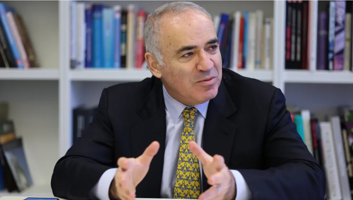Kasparov kako će Putin pasti gari kasparov sjedi ruke na stolu