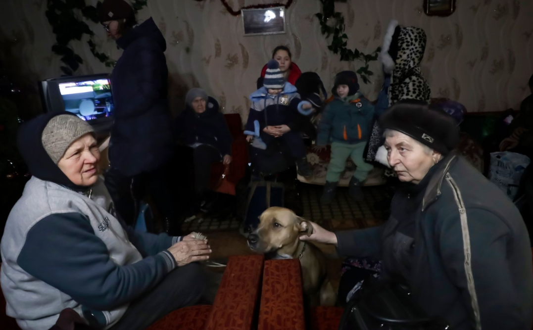 gađana kritična infrastruktura starije žene i pas u skloništu u kijevu