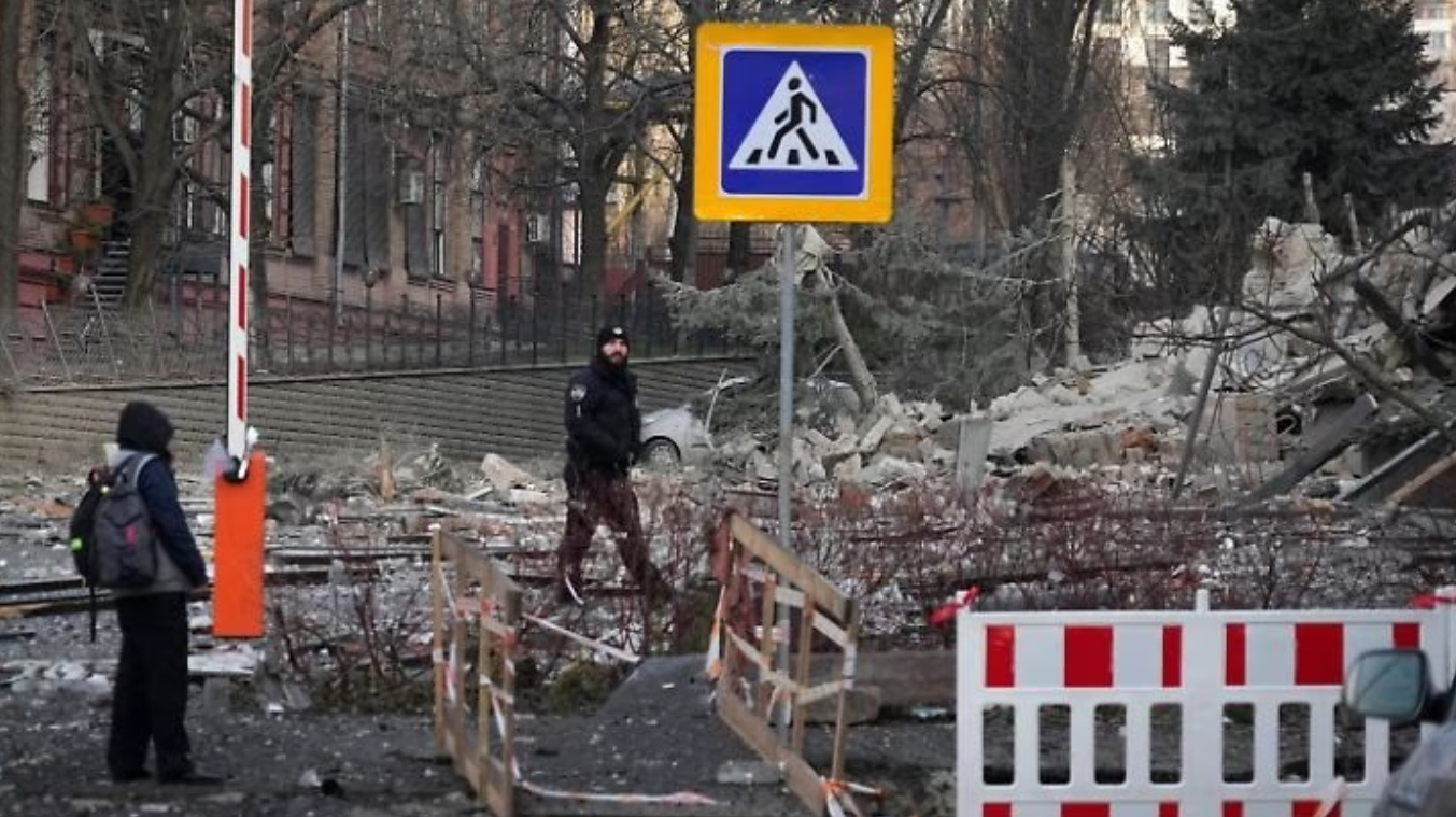 započela uzbunama kijev razrušen nakon ruskog napada