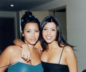 Najslavnije reality sestre Kardashian podijelile su na društvenim mrežama svoju fotografiju nastalu 90-ih godina