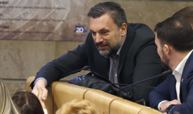 ministar vanjskih poslova BiH elmedin konaković se rukuje u parlamentu