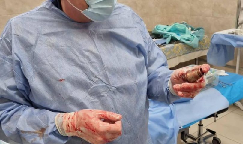 Ljekari u Ukrajini izvadili su neeksplodiranu granatu iz prsa vojnika. Na Facebooku medicinske službe oružanih snaga objavljena fotografija