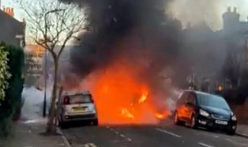 zapalio školski autobus gori na cesti london automobil