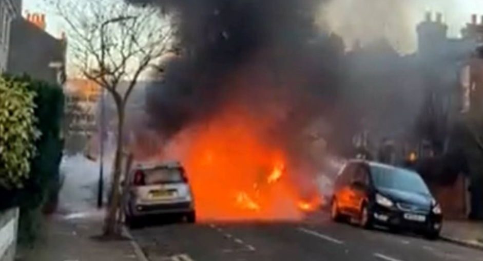 zapalio školski autobus gori na cesti london automobil