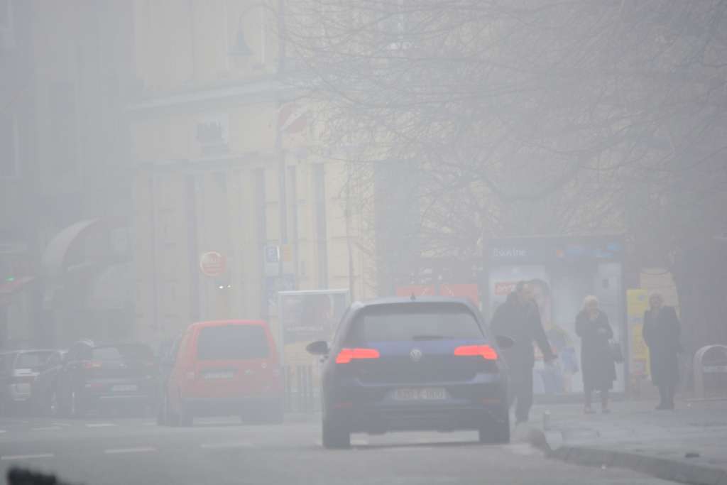 Saobraćajna i cestovna inspekcija kontrolišu zabranu saobraćaja za teretna motorna vozila glavnom gradskom longitudinalnom saobraćajnicom automobili se jedva vide u magli