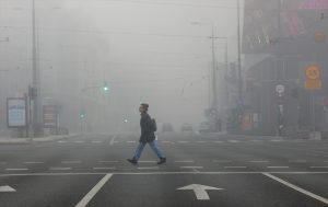 Sarajevo tako prodisati smog u sarajevu pješak hoda u magli