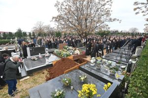 Pokopan Massimo Savić ljudi na groblju na sahrani massimu