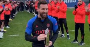 Messi se vratio messi na stadionu nosi pehar iza njega igrači