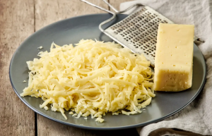 Prije zamrzavanja sir naribajte, jer će se, ako ga zamrznete u obliku u kojem je inače, mrviti. On u zamrzivaču može biti najviše pola godine