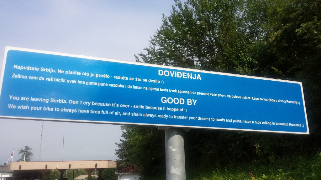 Na mreži Reddit objavljena je fotografija ploče s natpisom koji je prava blamaža, a koja se navodno nalazi na granici Srbije i Rumunije. plava podloga bijela slova tabla dan