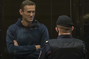 Navaljni je kritično aleksej navaljni u sudnici ispred njega policajac okrenut leđima
