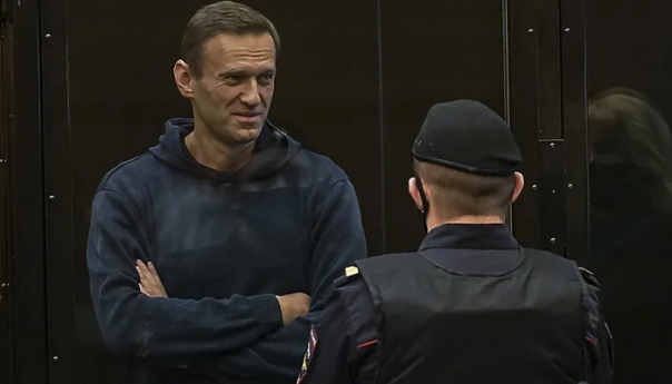 Navaljni je kritično aleksej navaljni u sudnici ispred njega policajac okrenut leđima