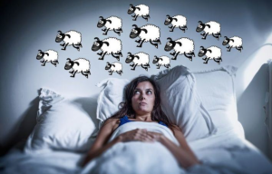 tablete za spavanje žena leži budna u krevetu iznad nje nasrtane ovce