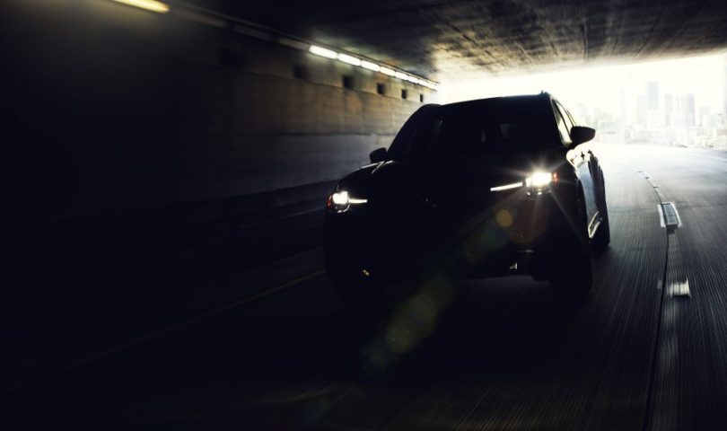 novi SUV CX-90 u mraku