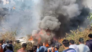 Jedan je od četiri prijatelja putem platforme Facebook Live objavio je pad aviona ATR 72 u vlasništvu kompanije Yeti Airlines avion u plamenu ljudi pored gledaju