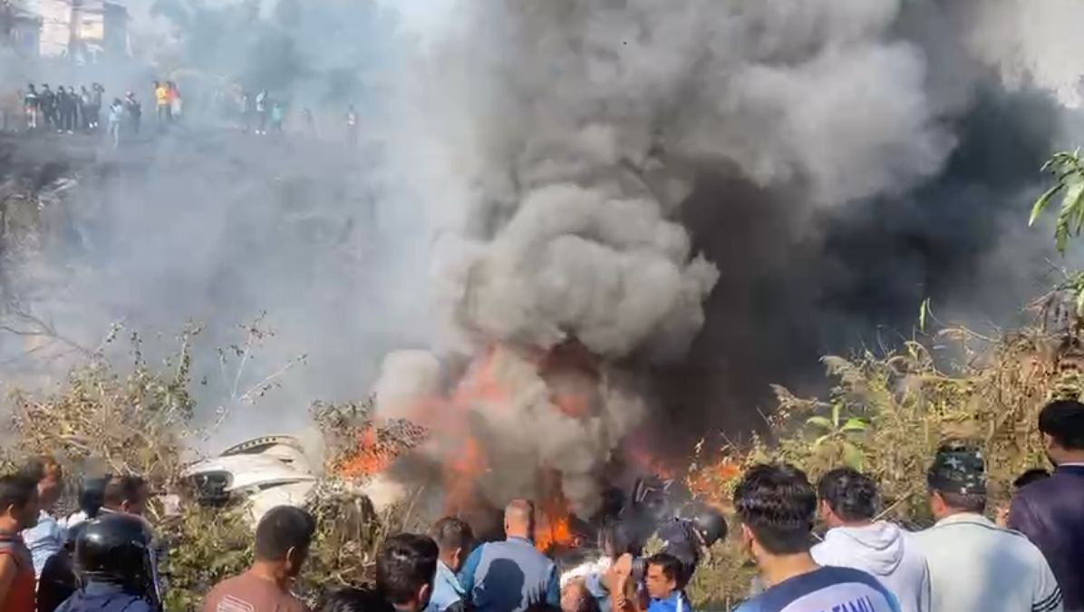 Jedan je od četiri prijatelja putem platforme Facebook Live objavio je pad aviona ATR 72 u vlasništvu kompanije Yeti Airlines avion u plamenu ljudi pored gledaju