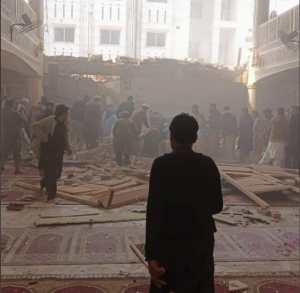 samoubilačkom napadu na džamiju ljudi u džamiji nakon samoubilačkog napada dim