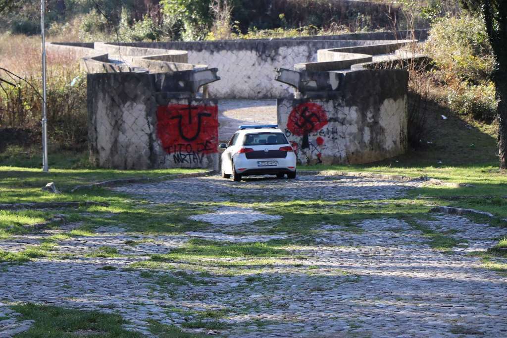 terorističkog čina policijsko auto na partizanskom groblju u mostaru