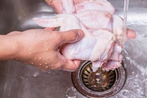 Treba li prati piletinu pere piletinu u lavabou