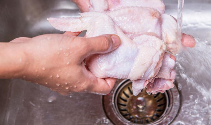Treba li prati piletinu pere piletinu u lavabou