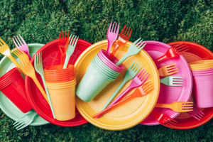 Plastični pribor za jelo i tanjiri za jednokratnu upotrebu bit će zabranjeni u Engleskoj u sklopu napora za borbu protiv klimatskih promjena