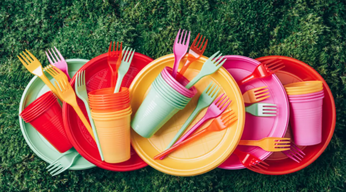 Plastični pribor za jelo i tanjiri za jednokratnu upotrebu bit će zabranjeni u Engleskoj u sklopu napora za borbu protiv klimatskih promjena