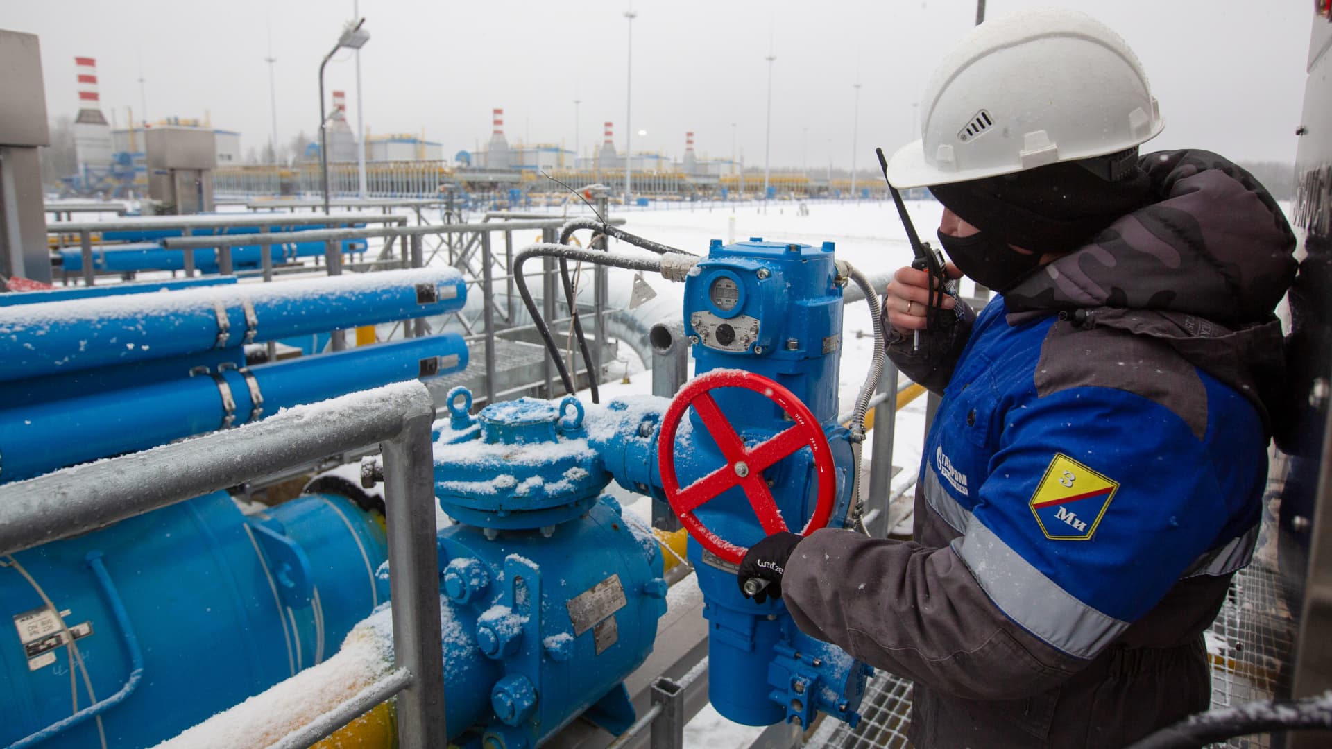 Cijene plina u Evropi plinovod rusija plave cijevi snijeg muškarac sa kacigom