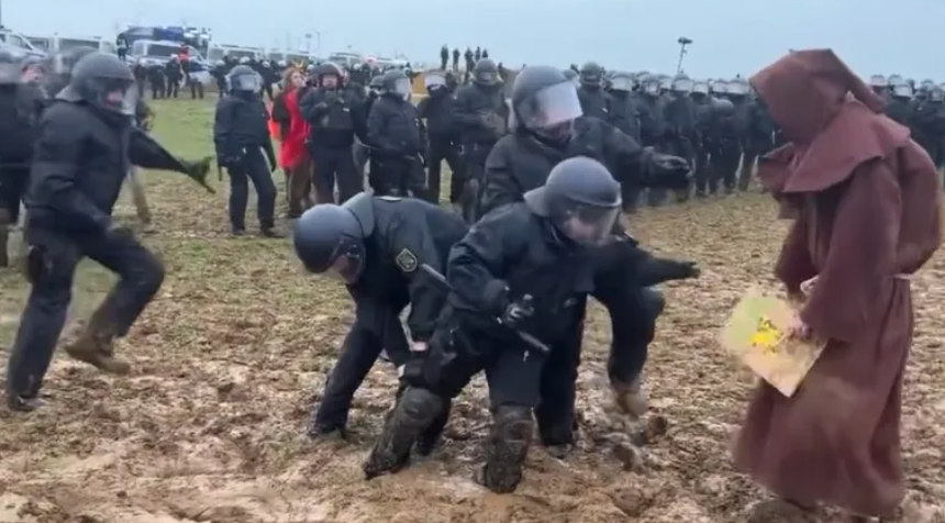 postao hit njemačka policija zaglavljena u blatu