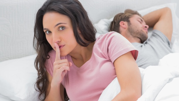 Kako se nositi s preljubom? muškarac i žena u krevetu žena drži prst na ustima
