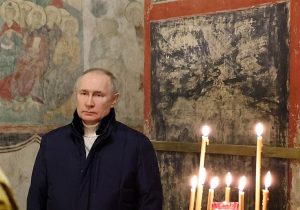 Vladimir Putin prisustvovao je sam misi na Božić u crkvi u sklopu Kremlja, piše dpa. Fotografije i snimke su objavili ruski državni mediji