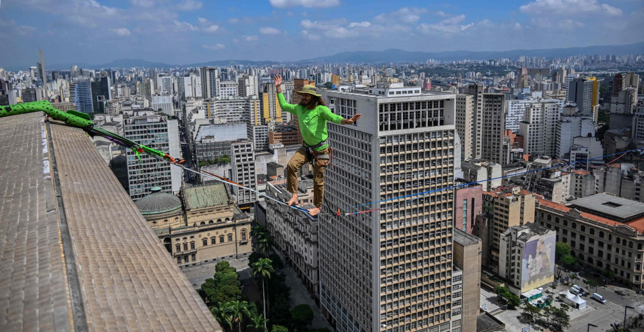 Brazilski hodač po žici Rafael Bridi postavio je novi rekord u hodanju po žici hodajući više od 500 metara između dvije zgrade