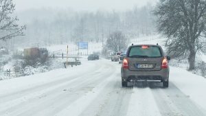 Iako snijega na kolovozu ima i u nižim predjelima, snijeg znatno otežava saobraćaj preko planinskih prevoja.